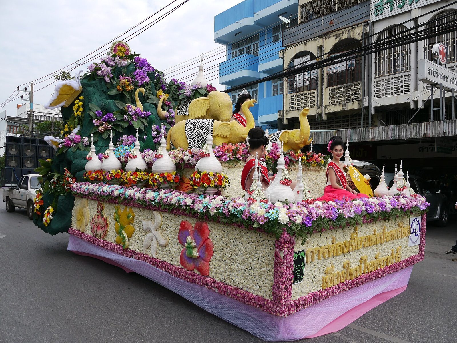 Blomsterfestivalen i Chiang Mai — första helgen i februari