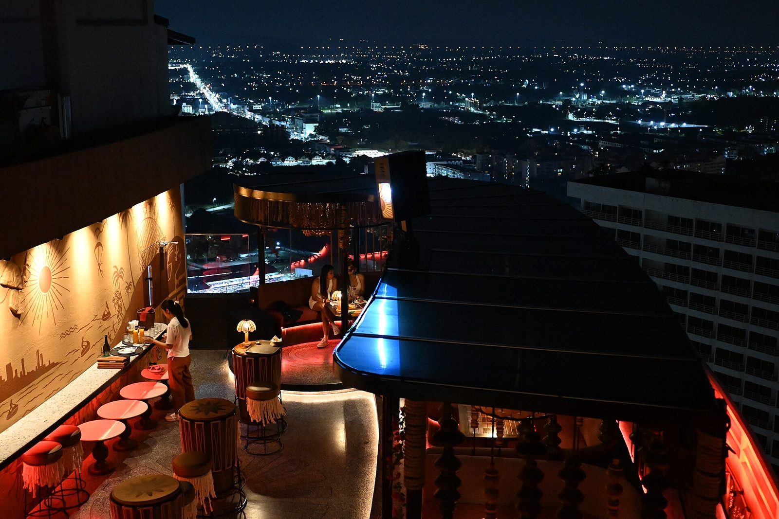 Rooftopbarer i Chiang Mai — utsikt och solnedgång
