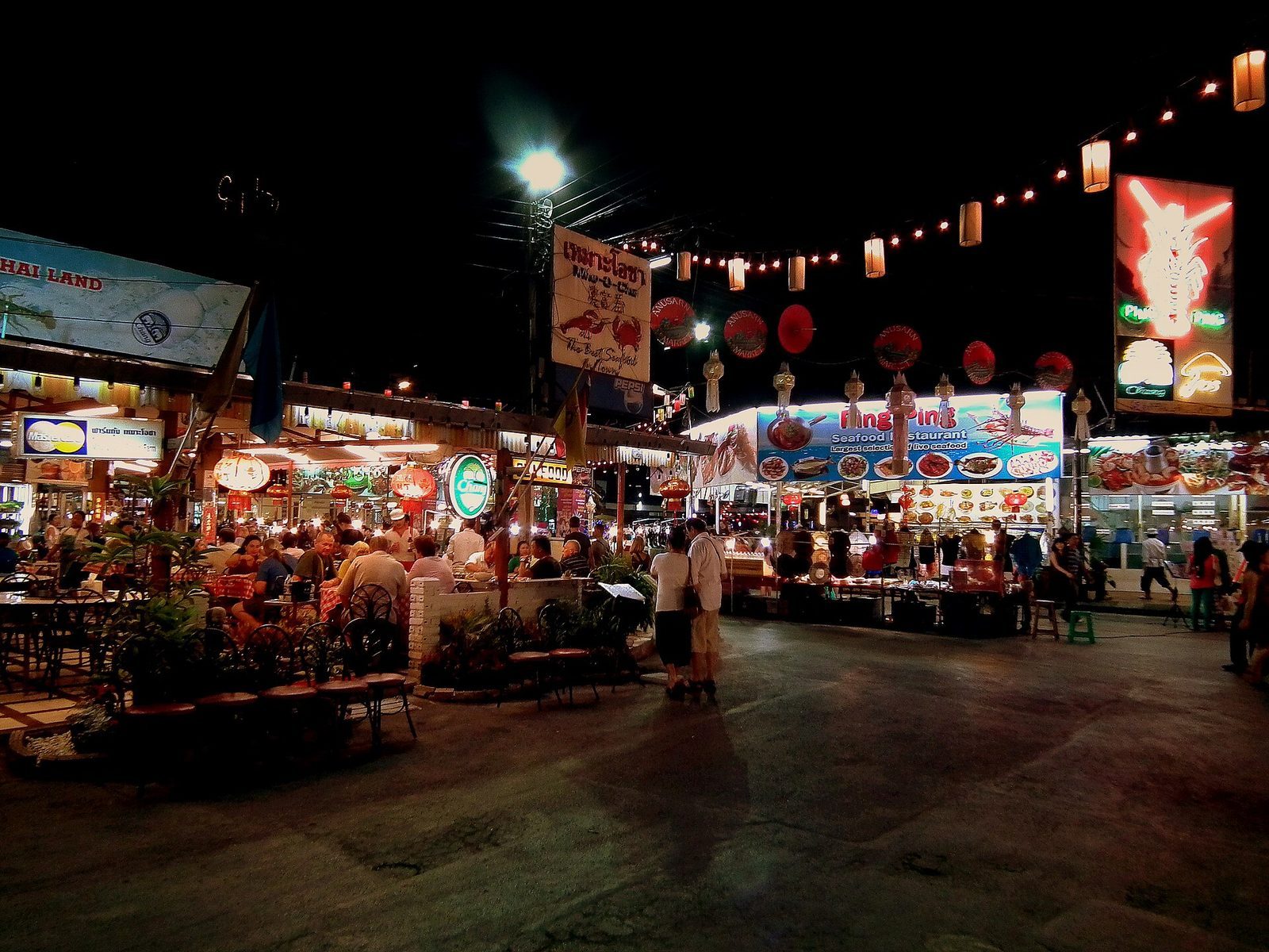 Night Bazaar och Chang Klan — bo mitt i marknaden