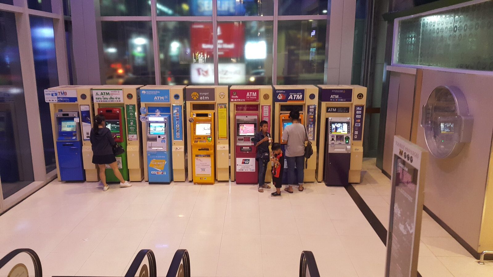 Uttagsautomater i Thailand och den fasta avgiften
