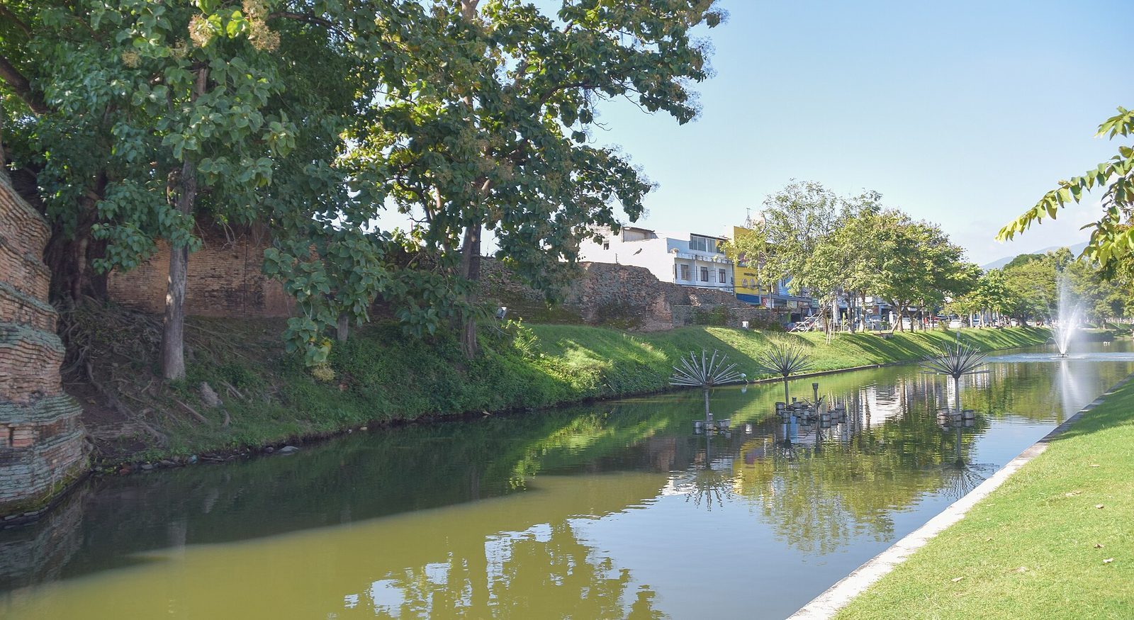 Stadsmuren och portarna — Tha Phae Gate och historien