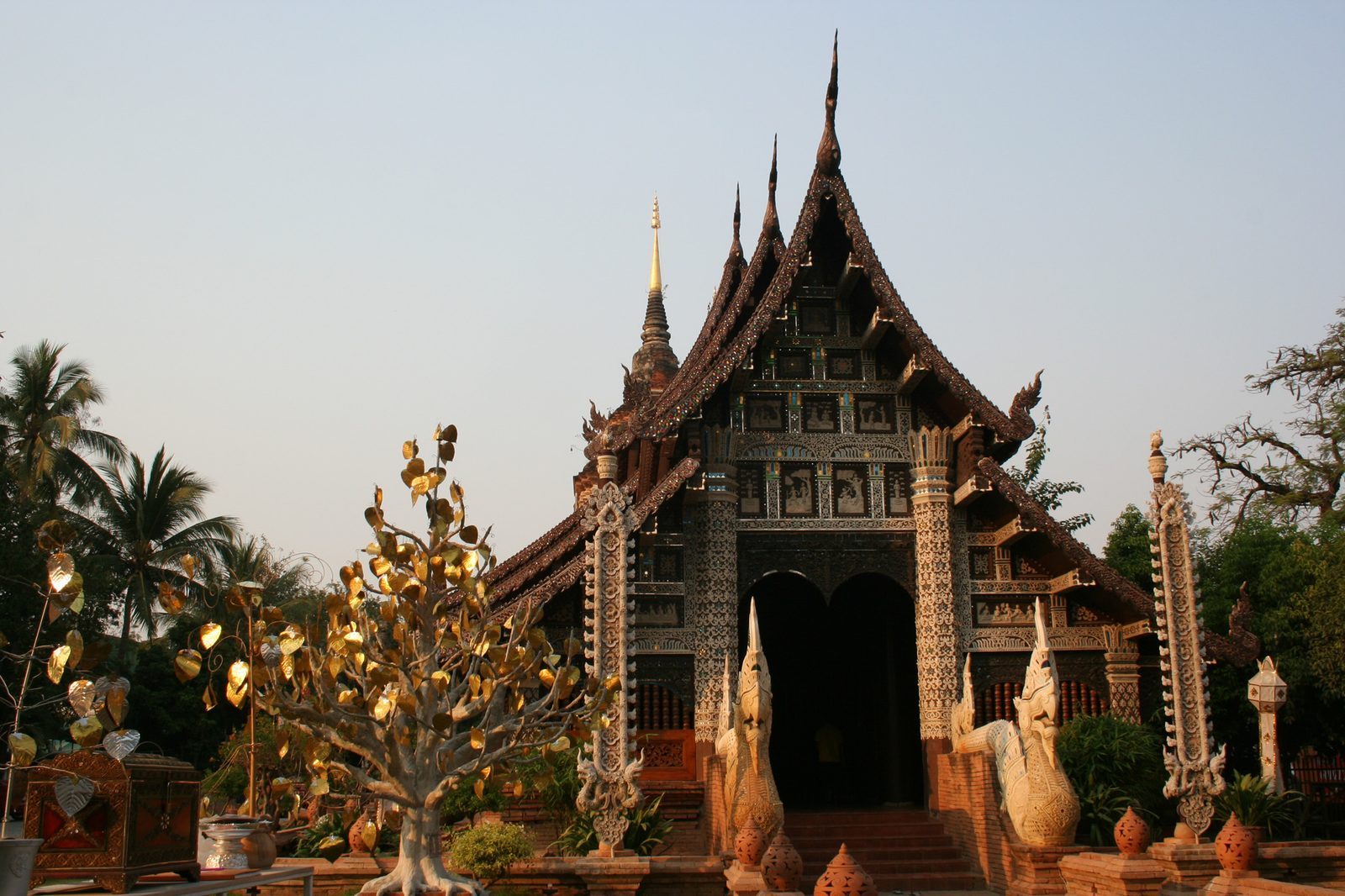 Wat Lok Molee — teak och tegel norr om vallgraven