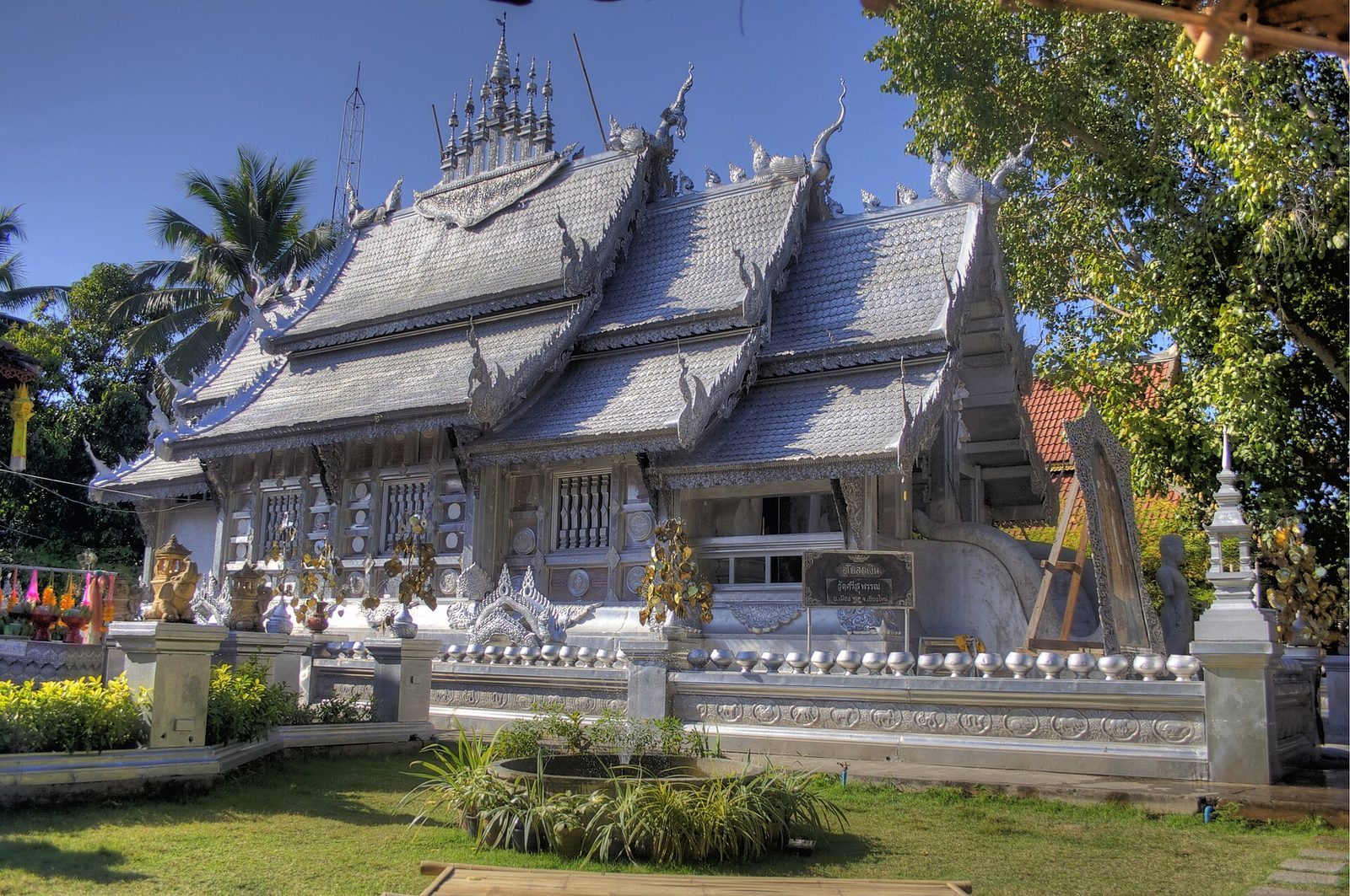 Wat Sri Suphan — silvertemplet i Wua Lai