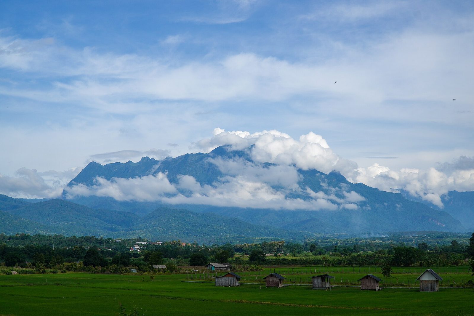 Doi Chiang Dao — grottan, berget och byn